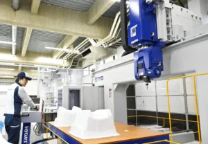 真空成形機で作業をしている男性