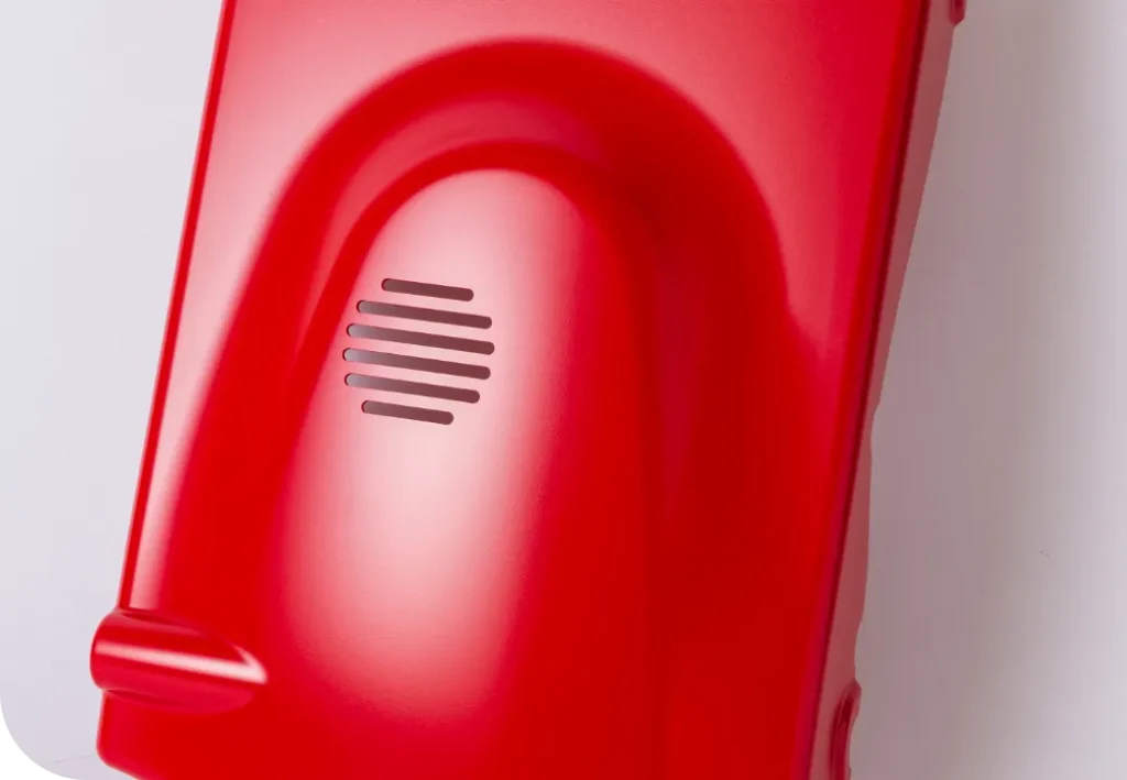 赤いプラスチック部品