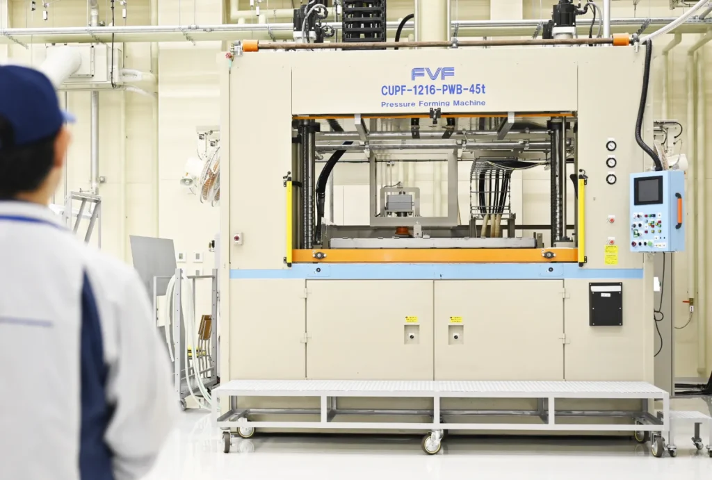 真空成形機器と男性作業員