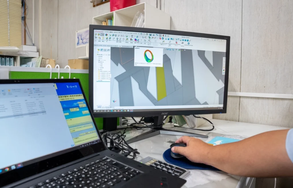 パソコンで製品の設計している様子
