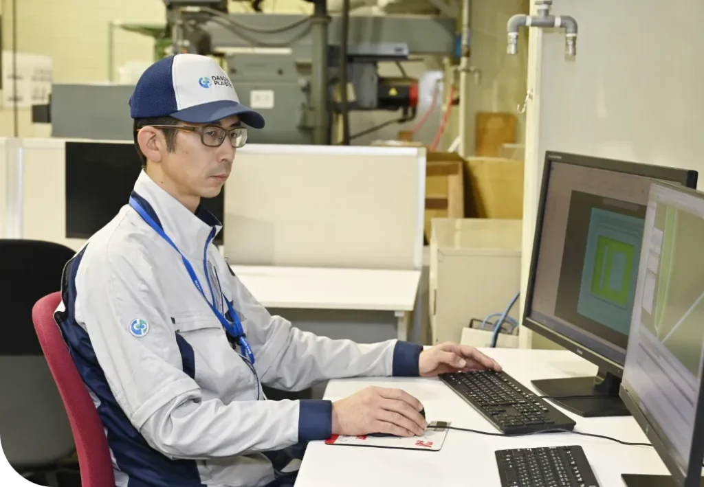 図面を作成している作業員