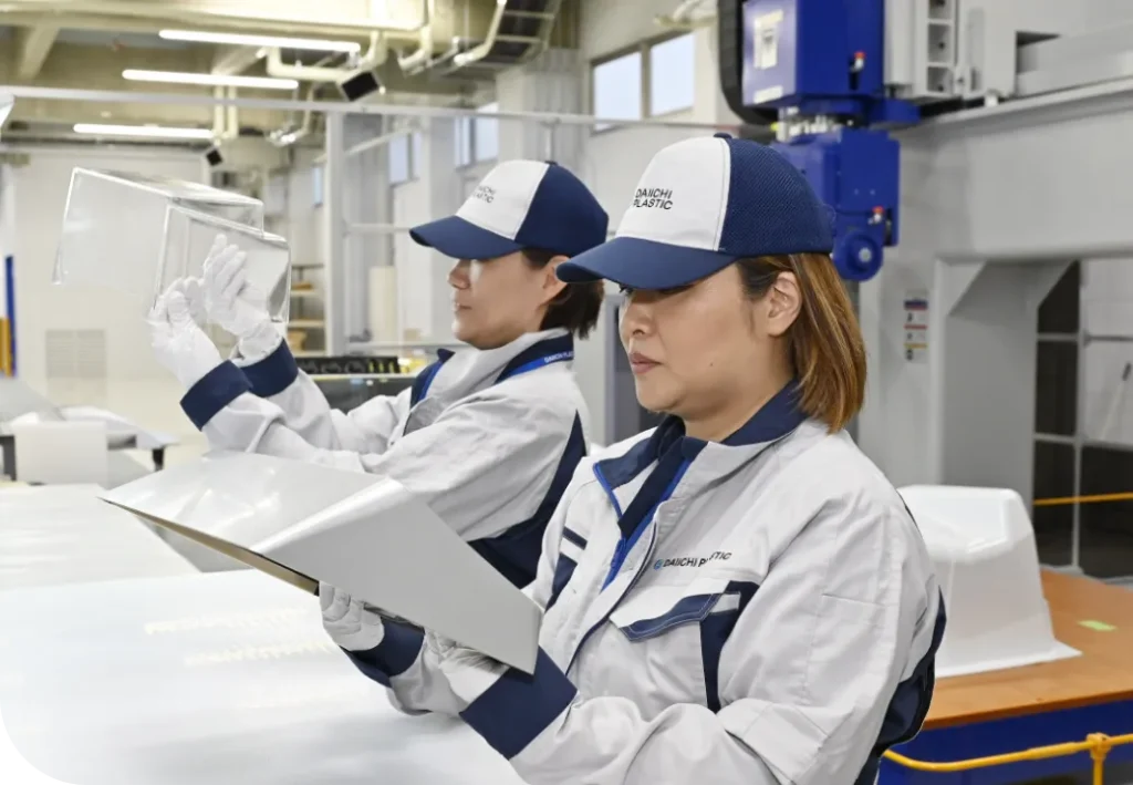 製品をチェックしている作業員