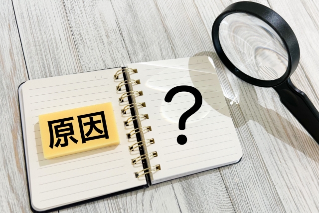 原因と書かれたノートと虫眼鏡