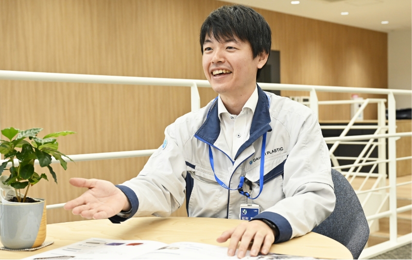 笑顔で話す作業員