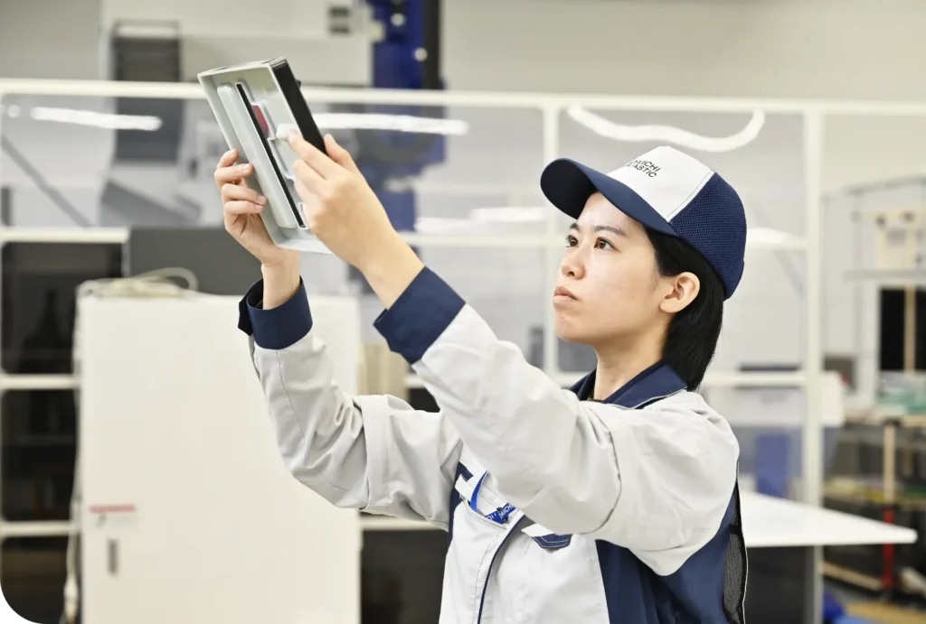製品を目視検査をしている作業員